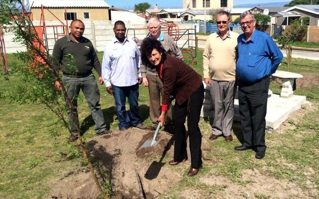 Rietstraat Parkie, met voor rdl Riana de Coning en agter vlnr Benjamin Kondokter, Ivan Cornelius, John Collings, Daan Oosthuizen en Jannie Botha